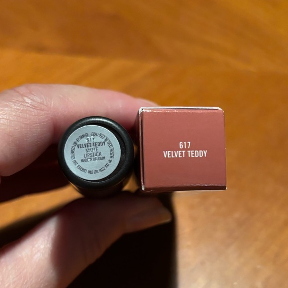 MAC Matte Lipstick Velvet Teddy - Picture 9 of 16